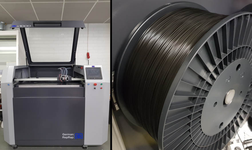 Vasemmalla näkyy suuri teollinen 3D-tulostin, jonka kansi on auki, ja oikealla on lähikuva tummasta filamenttikelasta. Molemmat näyttävät olevan osa valmistus- tai prototyyppiasennusta.