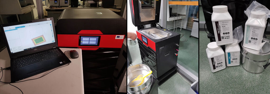 Kolmen paneelin kuva: vasemmalla on kannettava tietokone, jossa on 3D-tulostusohjelma, mustapunaisen 3D-tulostimen vieressä; keskellä on tulostin auki ja joku kaataa jauhetta siihen; oikealla on lattialle pinottuja 3D-tulostuspulloja ja -jauhesäiliöitä.