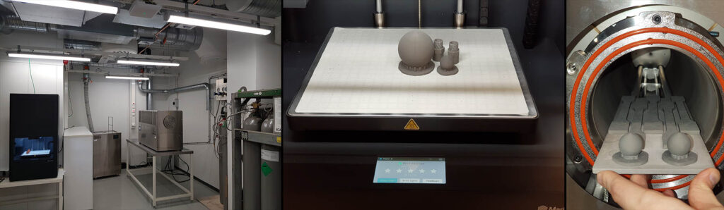 Kolmen kuvan sarja: laboratorio, jossa on teollisuuslaitteita, lähikuva 3D-tulostimesta, jossa on tulostettuja esineitä, ja käsi, joka pitää tarjottimella 3D-tulostettuja osia metallikammiossa.