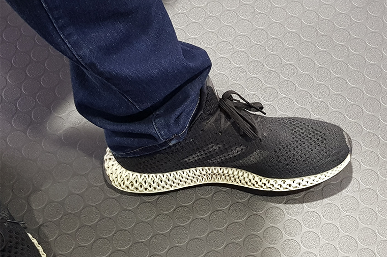 Kuvassa Adidaksen 3D-tulostettu kenkä.