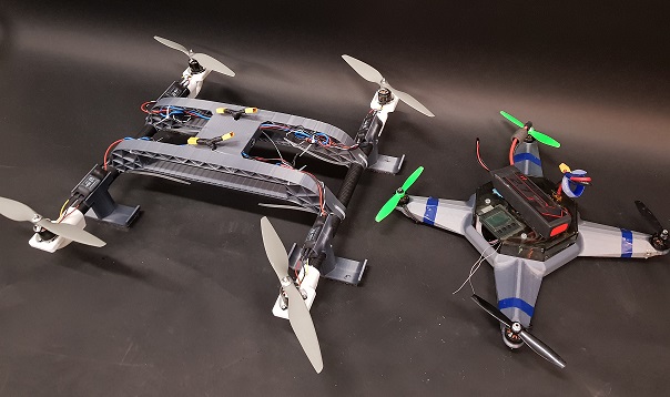 Kuvassa 3D-tulostettuja droneja. 